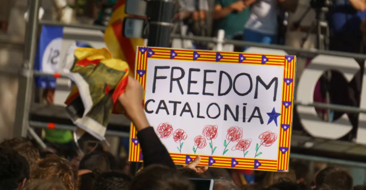 Vyhlásila se nezávislost, nebo ne? Katalánský premiér chce nejdříve jednat