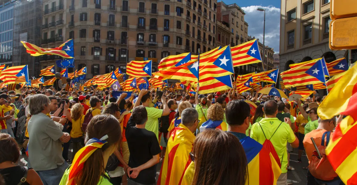 Madrid zadržuje ve vazbě dva vůdce katalánské nezávislosti