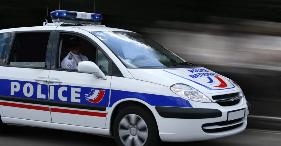 Francie zatkla deset lidí, prý chtěli útočit na politiky