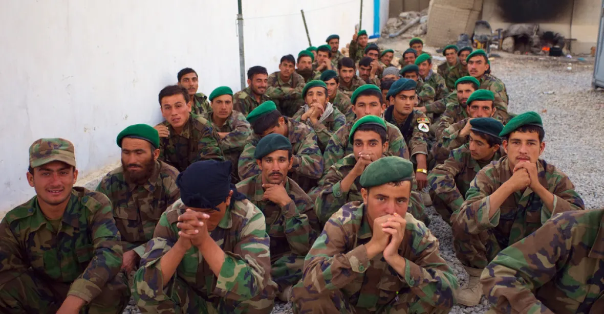 Tálibán zabil při útoku na základnu 43 afghánských vojáků