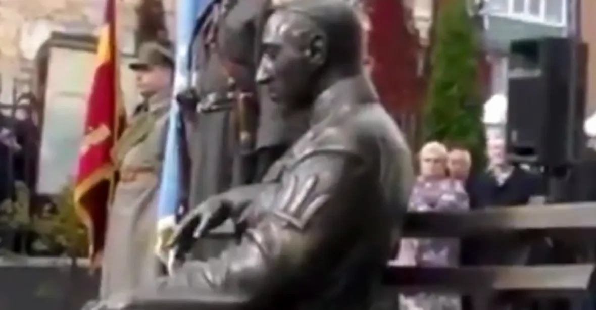 Na Ukrajině odhalili sochu nacionalistovi, který je obviňován ze smrti tisíců Židů