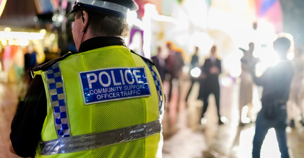 Ozbrojenec držel rukojmí v anglickém zábavním parku, policie je osvobodila