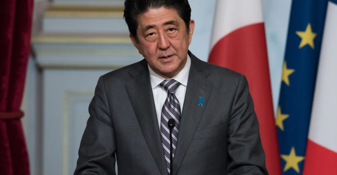 Volby v Japonsku ovládl podle odhadů současný premiér Šinzó Abe
