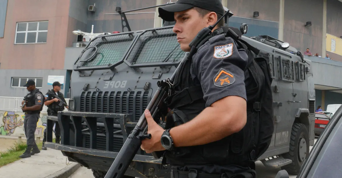 Policisté v Riu stříleli na autobus mířící k zátarasu. Zabili španělskou turistku