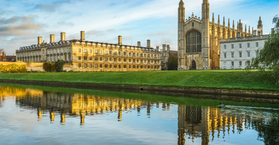 „Učíme se moc o bílých.“ Studenti v Cambridge chtějí „dekolonizovat“ angličtinu