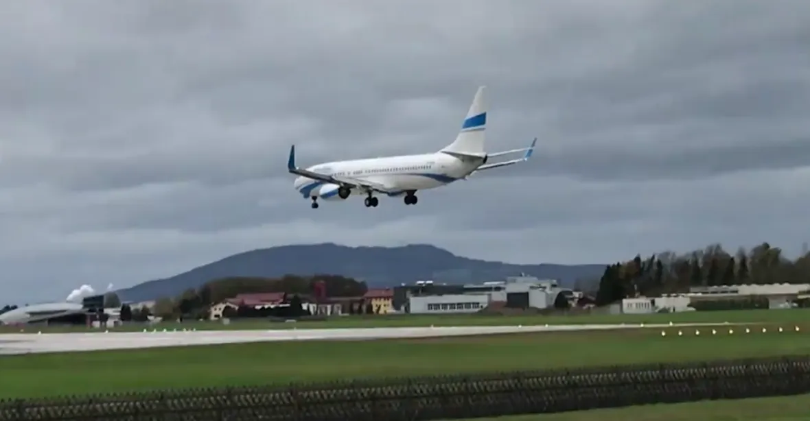 VIDEO: Nervy drásající pokus o přistání ve vichřici. Pilot změnil rozhodnutí ve vteřině