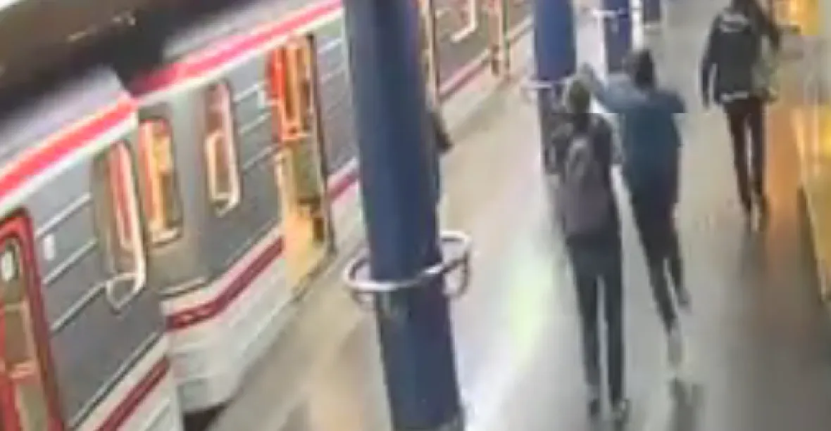 VIDEO: Mladíci před lidmi počmárali vlak metra. Hrozí jim vězení