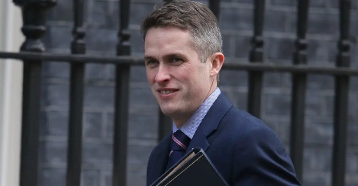 Británie má nového ministra. Fallona po sexuální skandálu nahradil Williamson