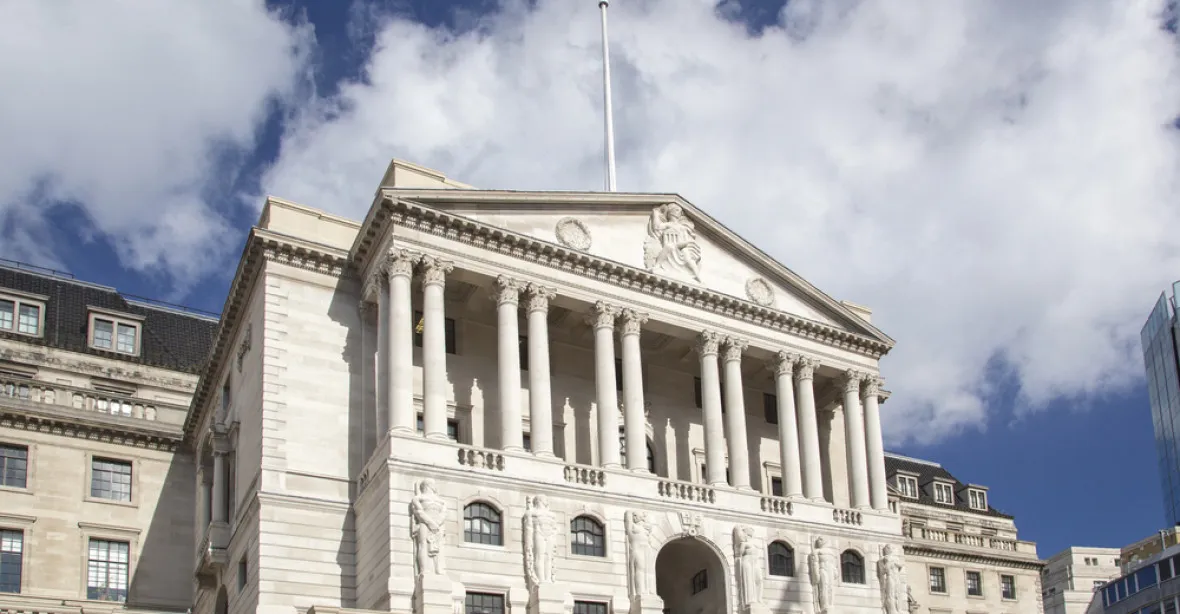Britská centrální banka poprvé po deseti letech zvýšila sazby