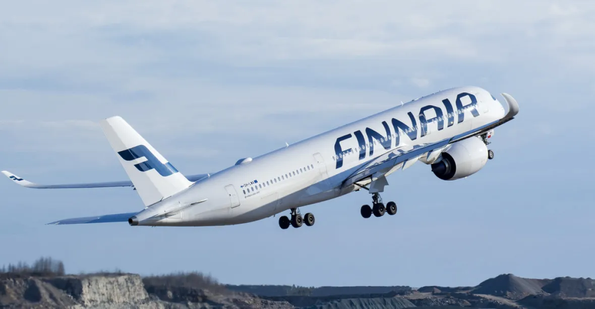 Před vstupem do letadla na váhu. Finnair převažuje cestující