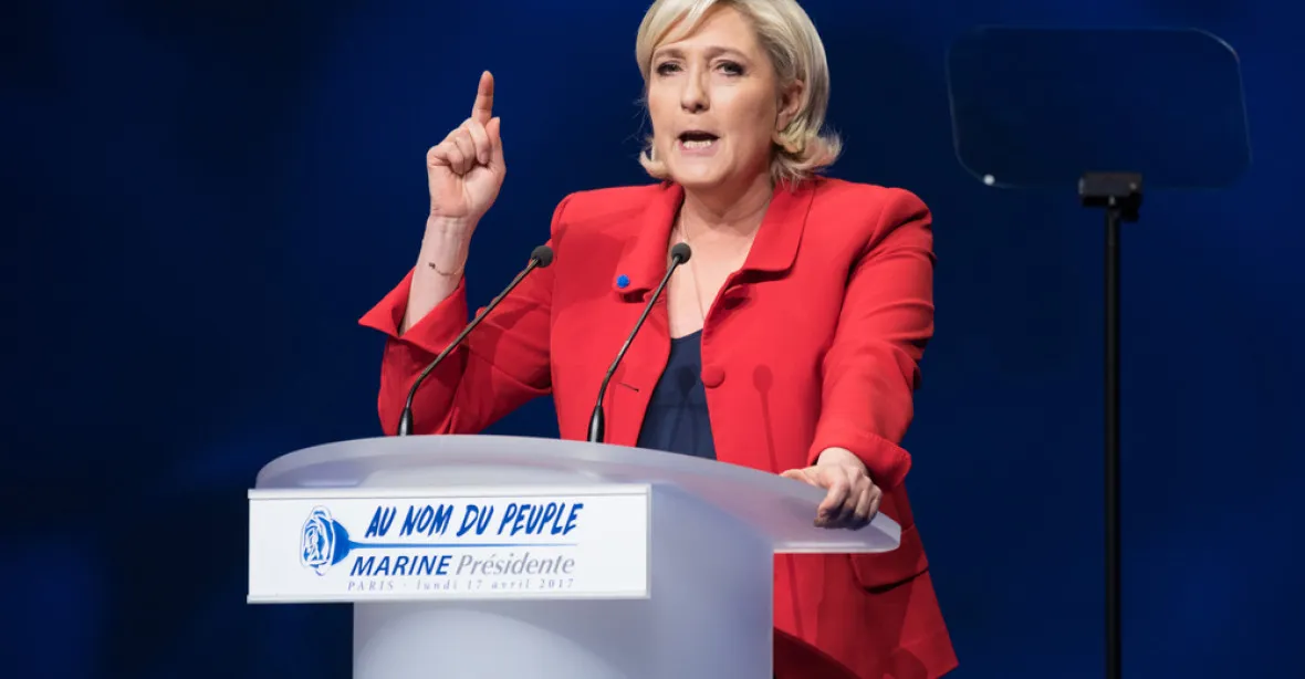 Le Penová přišla o imunitu kvůli fotkám zvěrstev Islámského státu