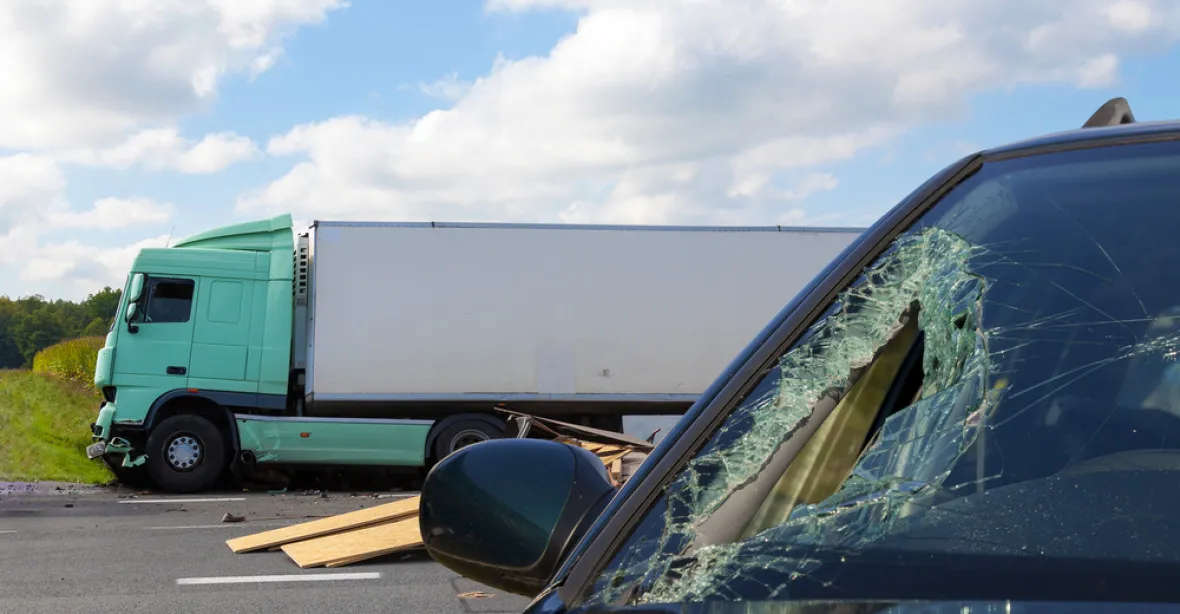 Kamion se na Pardubicku střetl s dvěma auty. Dva řidiči zemřeli