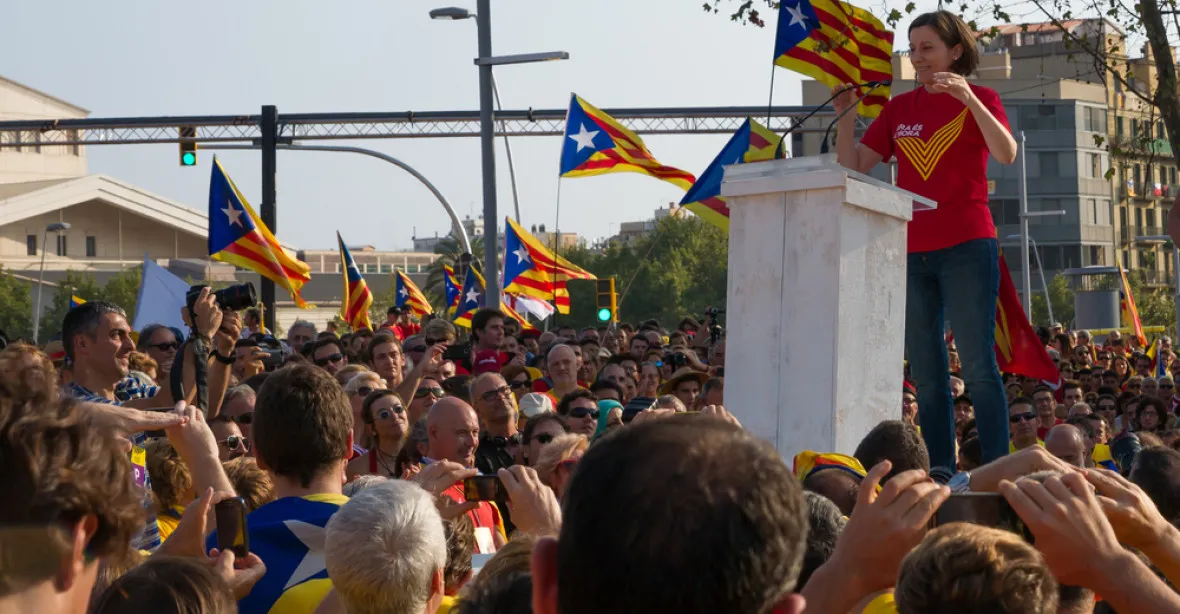 Bývalou předsedkyni katalánského parlamentu propustili z vazby
