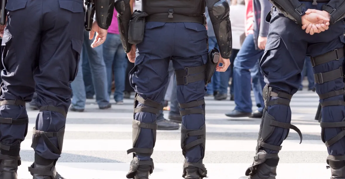 Francie obvinila osm mužů z plánování teroristických útoků