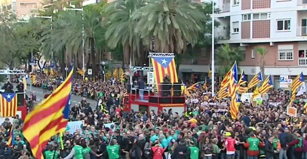 Statisíce lidí demonstrovaly v Barceloně. Chtějí propuštění katalánských politiků