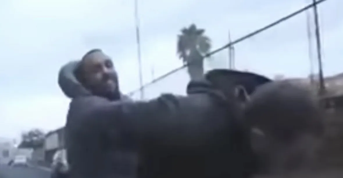 VIDEO: Drsný útok na novináře. Během rozhovoru ho tyčí napadl bratr mafiána