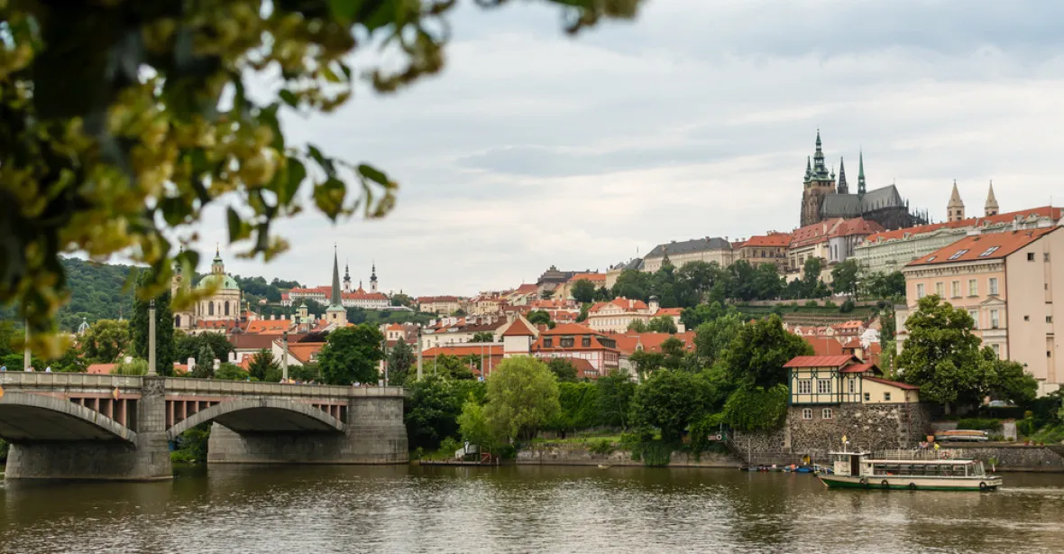 Ve Vltavě se našel dělostřelecký granát, policie na čas zavřela Jiráskův most