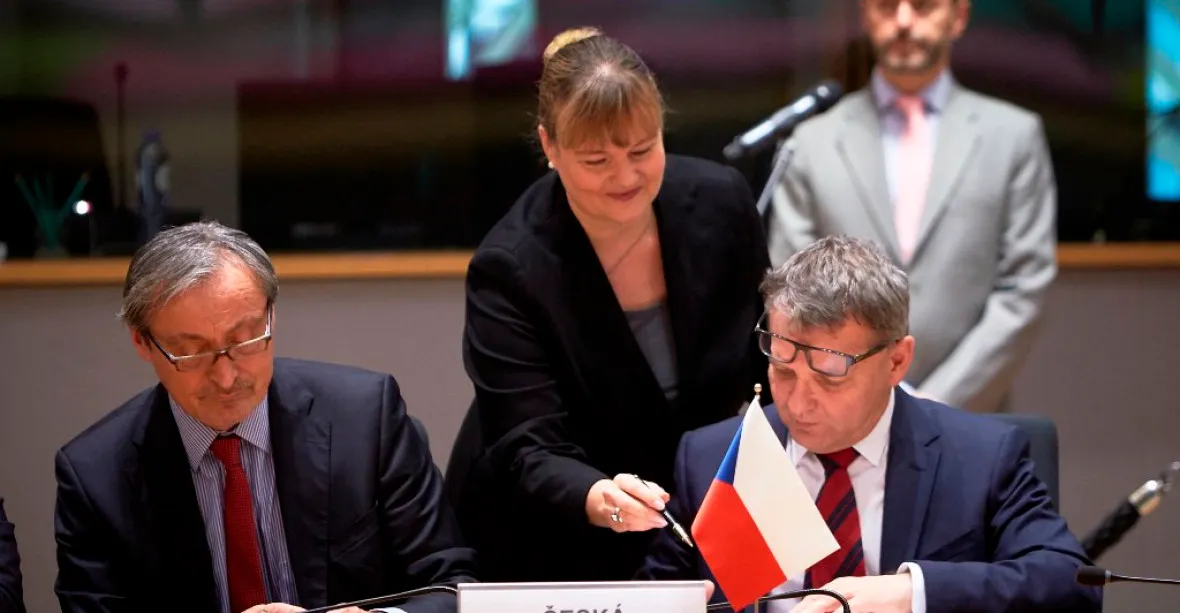 EU posiluje spolupráci v obraně. Dohodu podepsalo 23 zemí včetně Česka