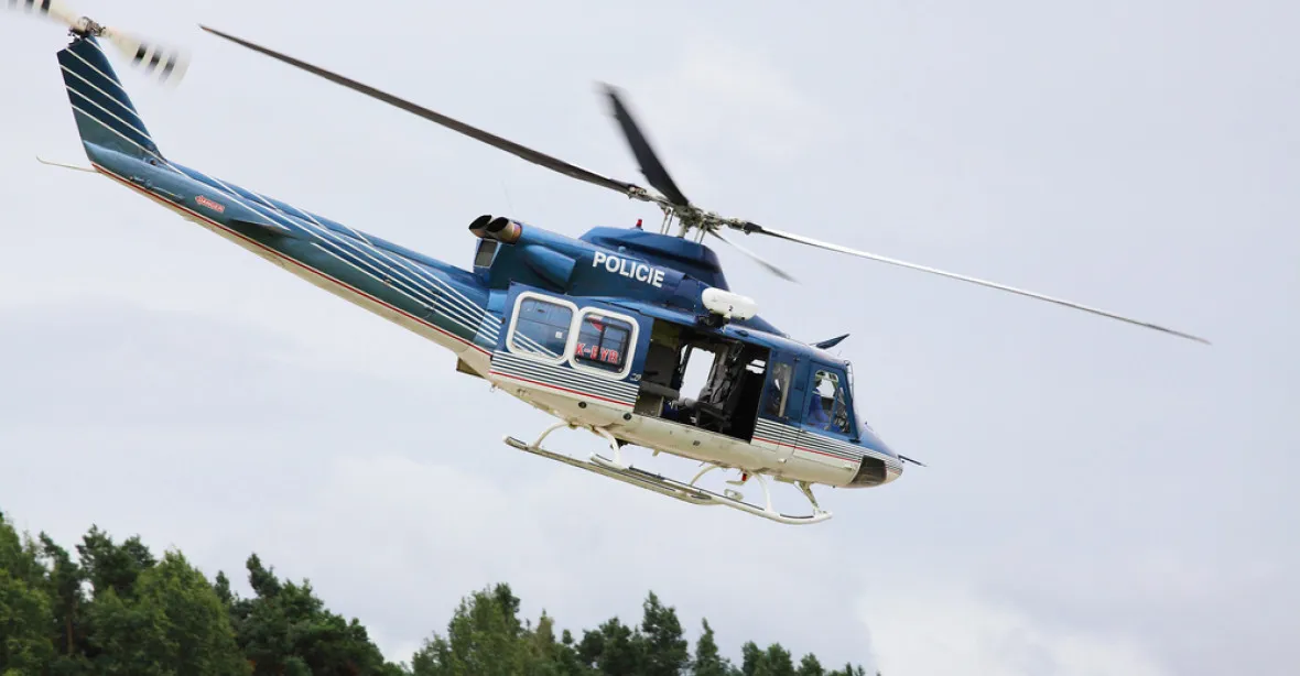 Šestiletý chlapec se nudil, laserem oslepil pilota policejního vrtulníku