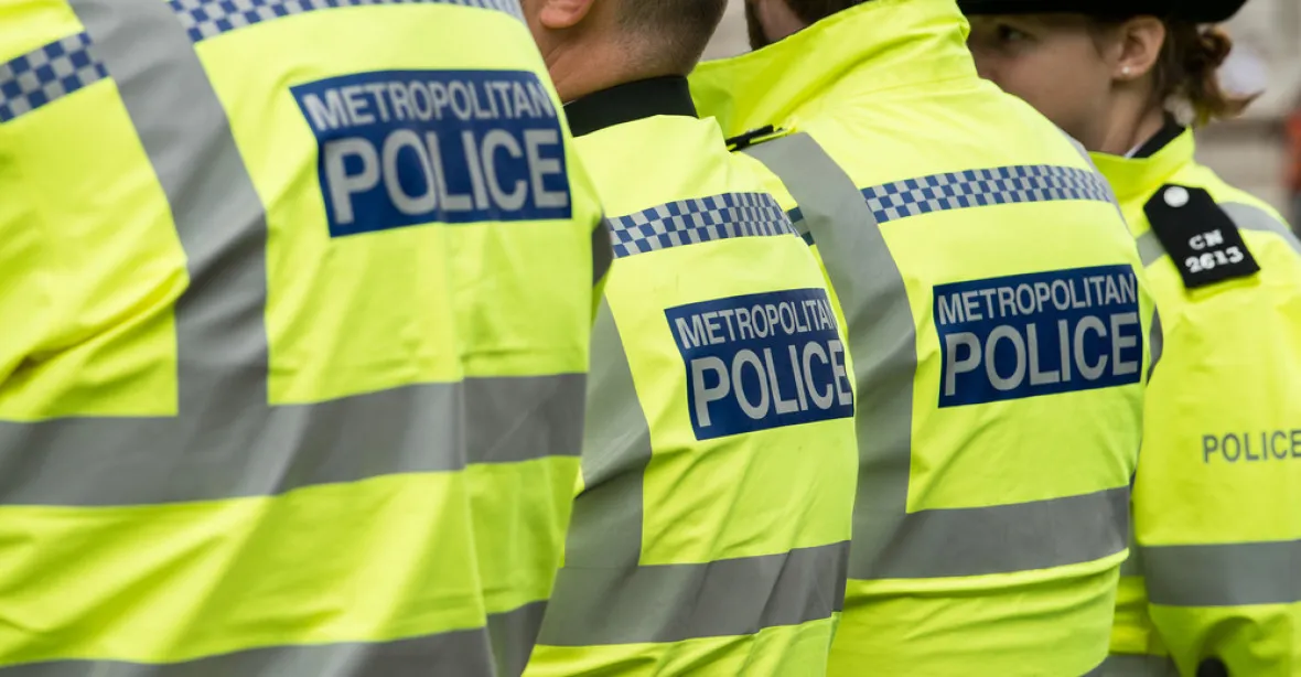 Londýnská policie zatkla 14letou dívku. Je podezřelá z přípravy teroristického útoku