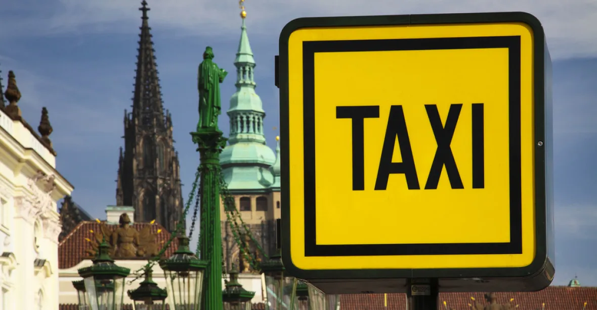 Taxikáři couvají. Odvolali středeční protest v Praze, chtějí jednat