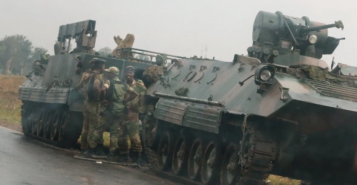 Moc v Zimbabwe převzala armáda. Zadržela i Mugabeho