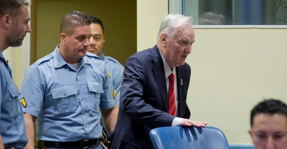 Soud v Haagu odsoudil Ratka Mladiče na doživotí za zločiny v Bosně