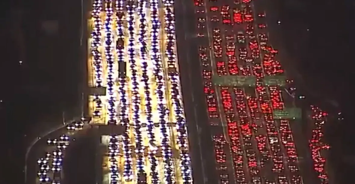 VIDEO: Američané ucpali dálnice, před díkuvzdáním se snaží dostat za rodinami