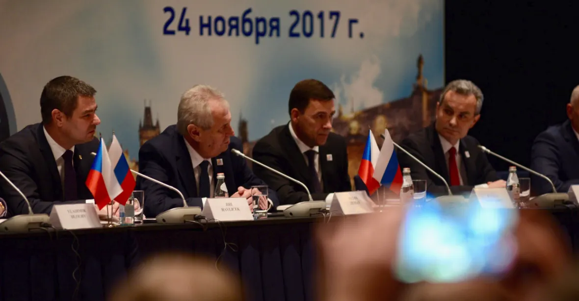 Zeman zahájil podnikatelské fórum v Jekatěrinburgu a dostal doktorát
