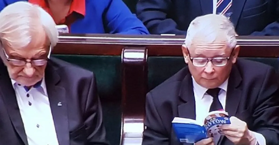 Kaczyński si četl atlas koček, zatímco se prý „hroutila demokracie“