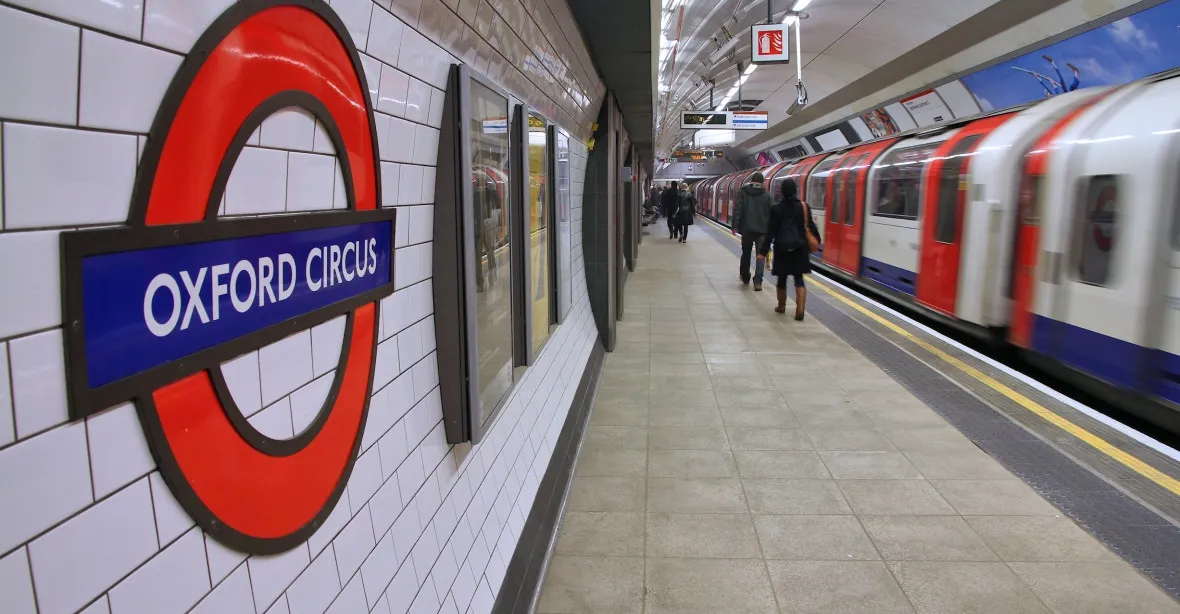 Panika v londýnském metru: lidé na Oxford Street se měli ukrýt