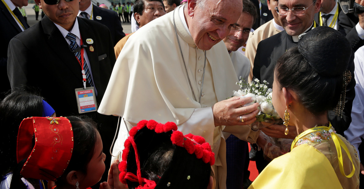 Papež přicestoval do Barmy. Má zakázáno používat výraz „Rohingové“