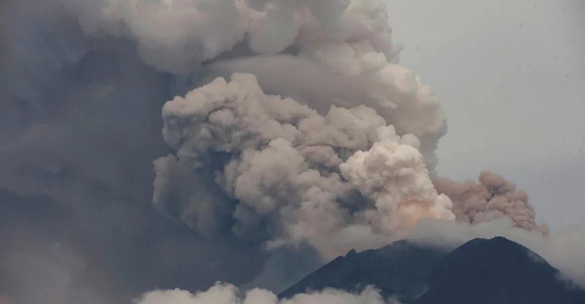 FOTOGALERIE: Hrozíci erupce sopky dočasně uvěznila na Bali až 120 000 turistů