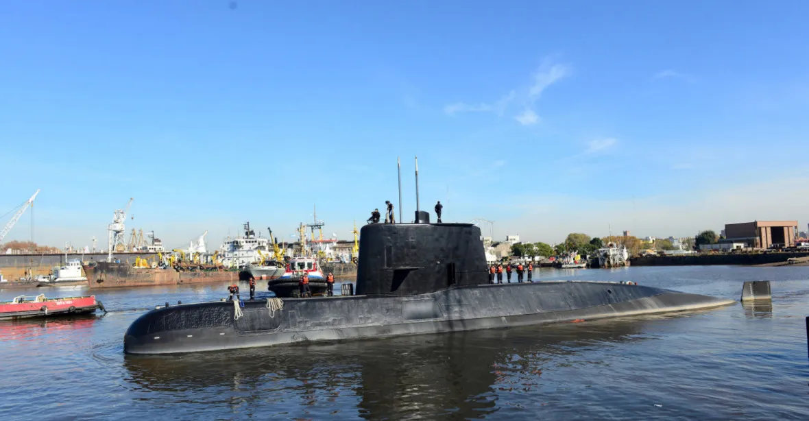 Záchranáři už po zmizelé ponorce nepátrají. Příbuzní posádky chystají žalobu