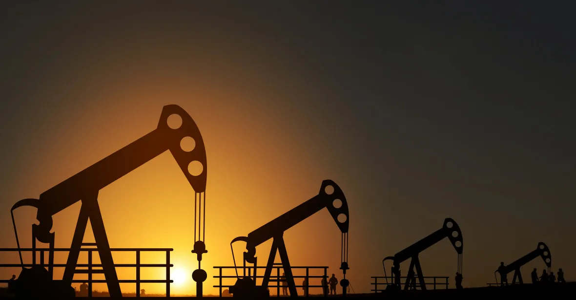 OPEC a další země prodlouží omezení těžby ropy o devět měsíců