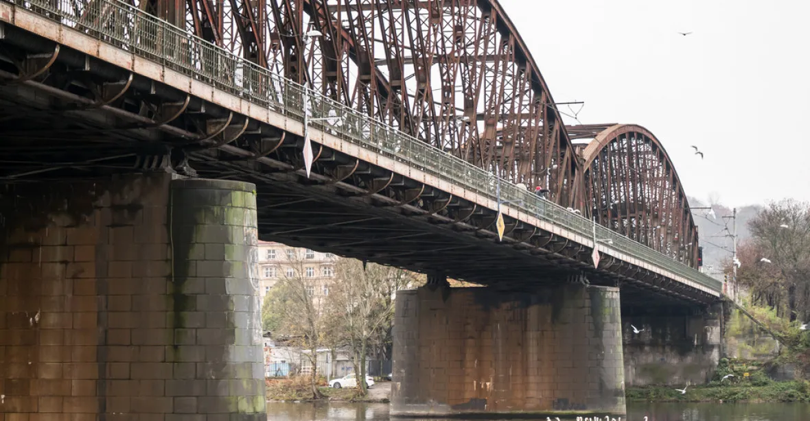 Jak jsou na tom mosty v Praze? Chátrá Železniční i Libeňský