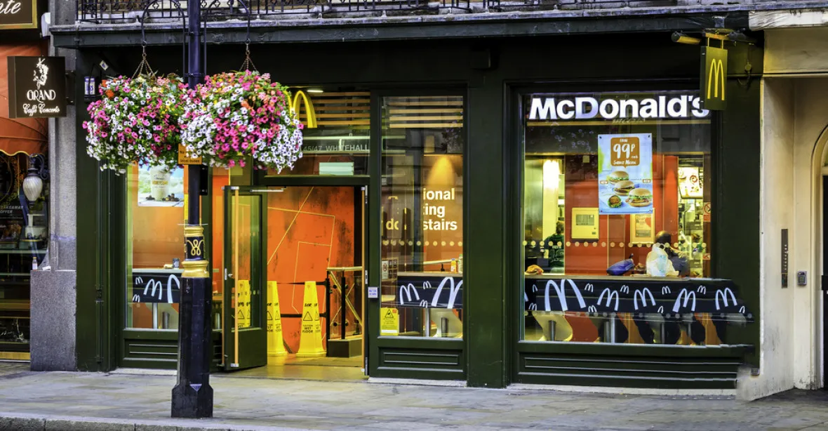 VIDEO: Muslimku nechtěli pustit do McDonald’s, dokud si nesundá hidžáb