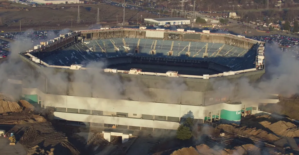 VIDEO: V Detroitu selhala demolice stadionu, ani se nehnul