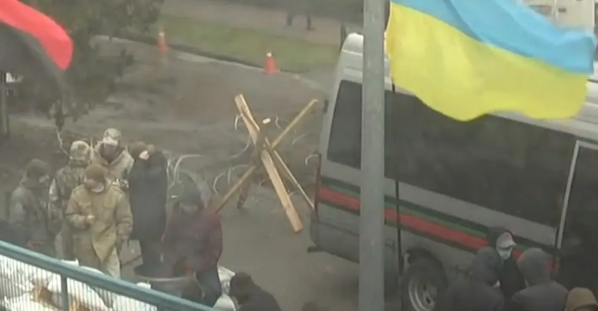 Aktivisté zablokovali vstup do ukrajinské televize. Je podle nich příliš proruská