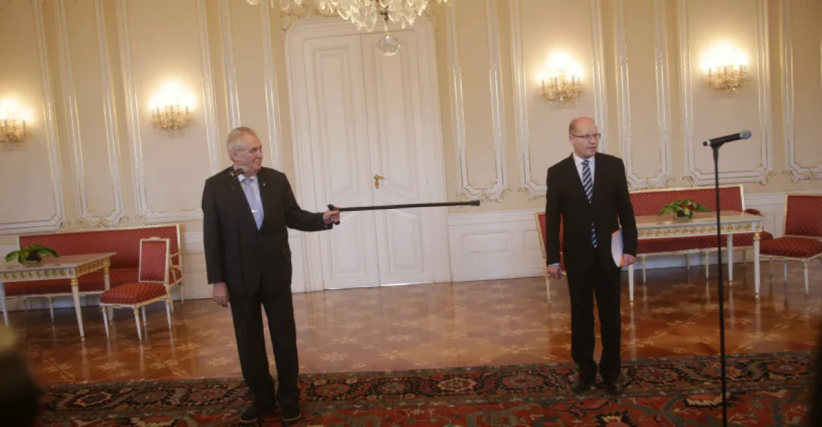 Prezident Zeman dnes přijme demisi Sobotkovy vlády