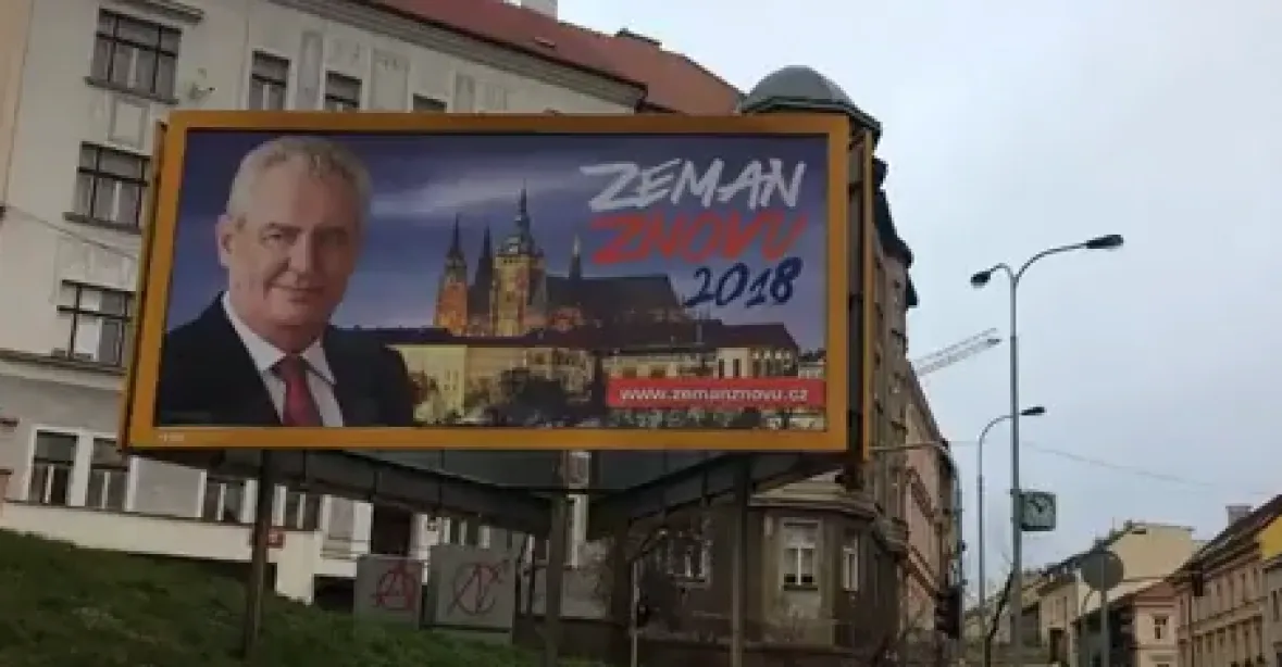 Česko zaplavily Zemanovy billboardy. Kampaň neexistuje, tvrdí Nejedlý