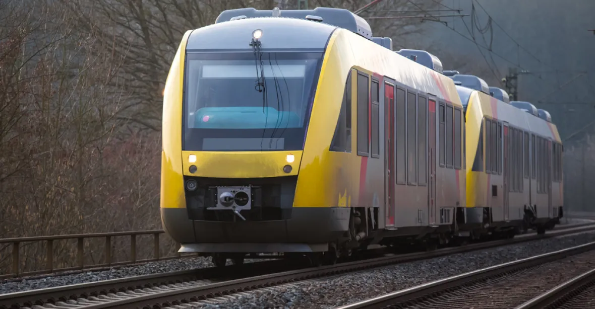 Srážka vlaků v Německu. Média hlásí 50 zraněných