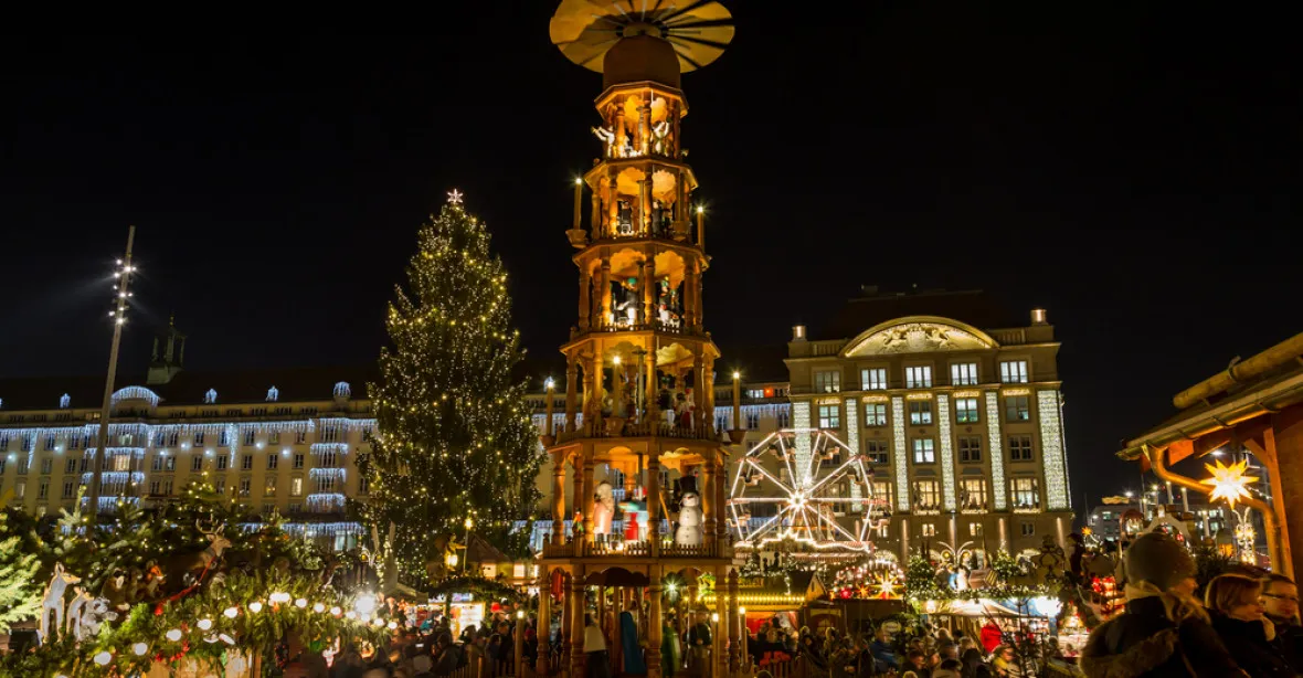 Tisíce lidí znovu vyrazily na vánoční trhy v Drážďanech. Na bezpečnost dohlížejí i čeští policisté