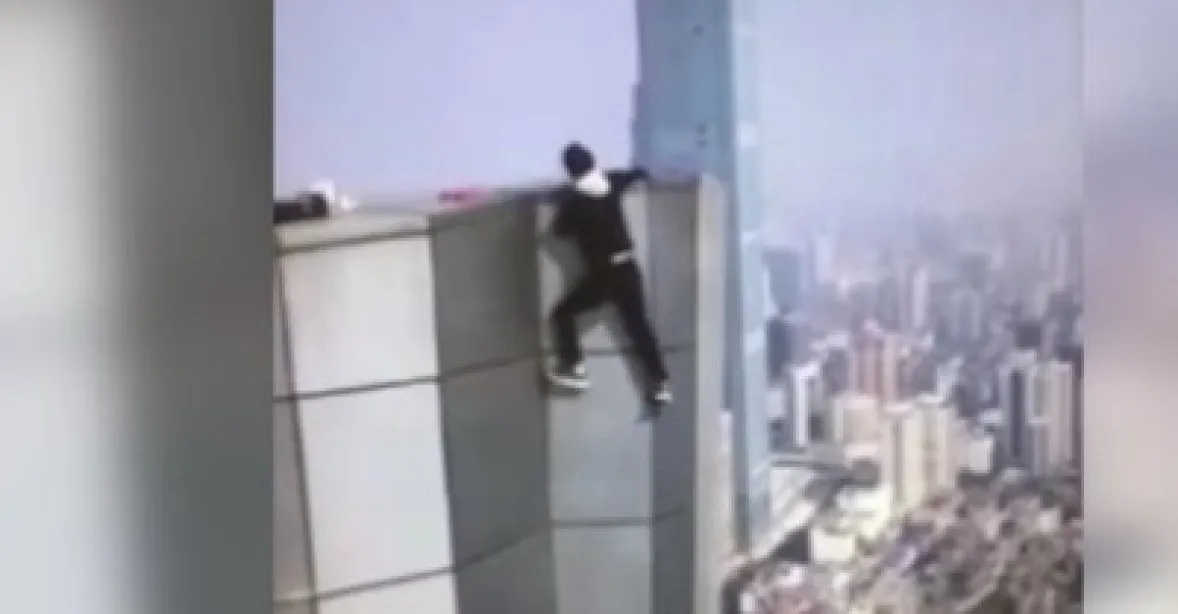 Natočil vlastní smrt. V Číně spadl z mrakodrapu známý lezec
