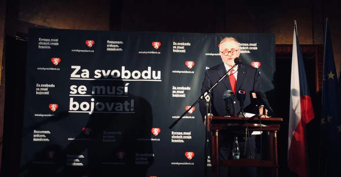 Češi mají být vlastenci hrdí na český pas a korunu, řekl Topolánek