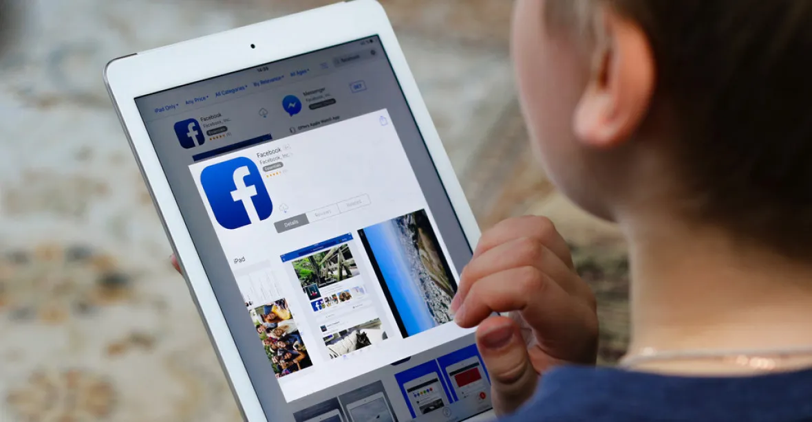 Děti ve Francii budou kvůli Facebooku potřebovat souhlas rodičů