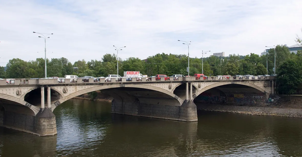 Tramvaje mohou dál jezdit po Hlávkově mostě, ukázalo měření