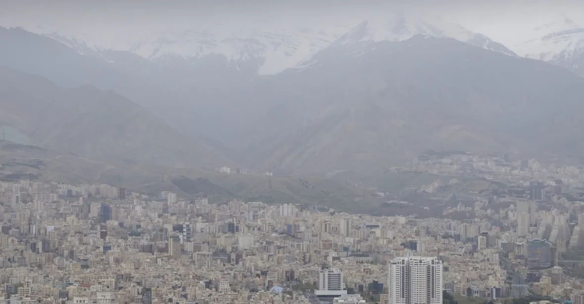 Írán kvůli smogu uzavřel základní školy. V pondělí zavře doly a cementárny