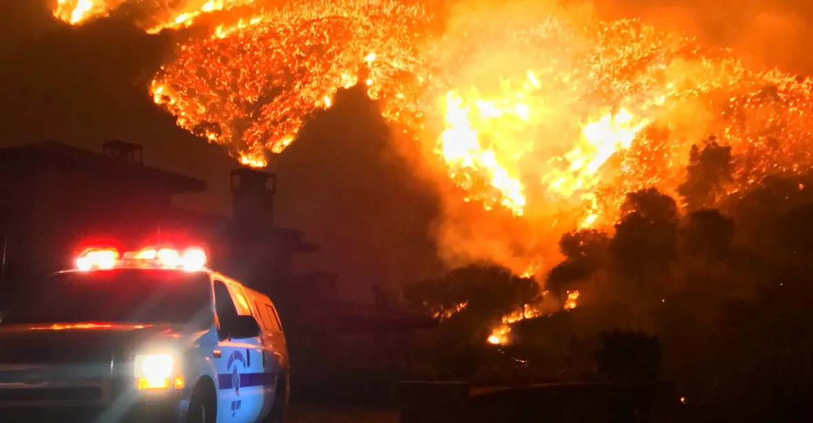 Požár si v Kalifornii vyžádal vlnu evakuací, ohroženy jsou i oblasti, kde bydlí celebrity