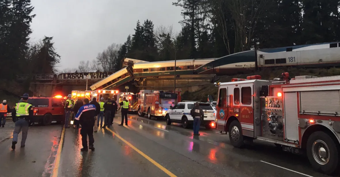 Na západě USA vykolejil vlak, vagony se zřítily na dálnici. Nejméně 3 oběti